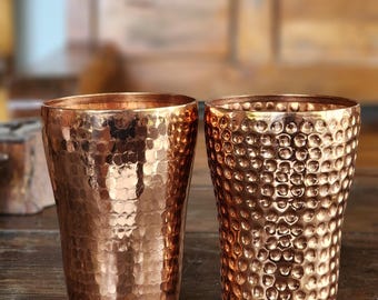 Vidrio de cobre hecho a mano, con acabado texturizado y pulido por artesanos indonesios.