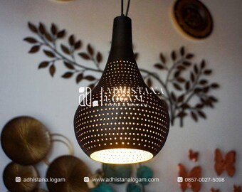 Lámpara colgante de latón perforado hecha a mano: lámpara colgante artesanal alta para interiores boutique y bohemios.