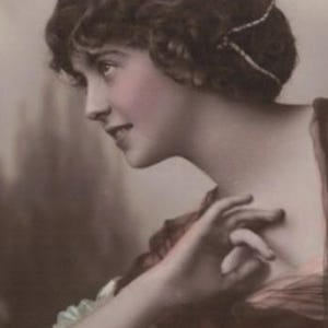 Carte postale ancienne de 1917 Jolie jeune femme