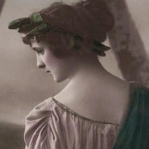BELLEZZA edoardiana del 1918 in stile GRECIANO Cartolina antica del bosco