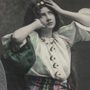 Jolie jeune femme des années 1910 en Gypsy MIGNON Carte postale ancienne
