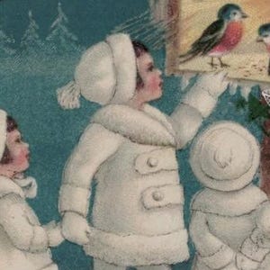 Postal navideña antigua de niños de la década de 1920 vestidos de blanco invernal alimentando pájaros en un paisaje nocturno nevado.