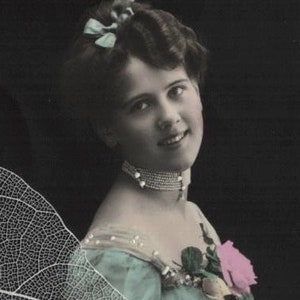 Carte postale ancienne Jolie jeune femme en robe bleu clair avec fleurs roses