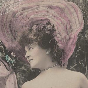 LEA TAXIL de 1905 con traje rosa, sombrero grande y flores azules en la SCALA de París. Postal francesa antigua.