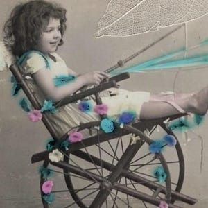 1910 年以前のかわいい天使の少女が鳩に引かれた花飾りのカートに乗っているアンティークのフランスの新年のポストカード