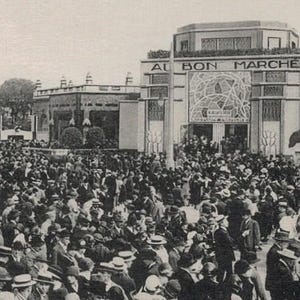Carte postale ancienne française de 1925 Exposition Au BON MARCHE La foule devant le pavillon