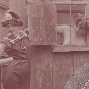 Carte postale ancienne d'avant 1910 RISQUE deux beautés au bain dans une cabine à langer de plage signée Heinrich TRAUT