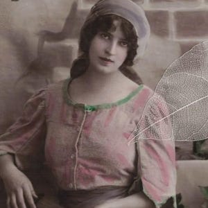 Jolie jeune femme des années 1910 en carte postale ancienne MIGNON