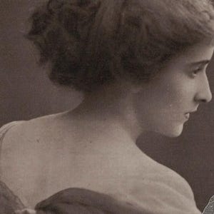 Carte postale ancienne des années 1910, portrait de profil de jeune femme flou
