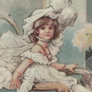 Puede incluir: Ilustración vintage de una niña con un vestido blanco y un sombrero grande, sentada en una silla decorativa. La obra de arte presenta colores suaves y un estilo clásico, que recuerda a una época pasada. La imagen incluye la firma del artista.