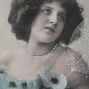 Carte postale ancienne d'avant 1910 Jeune femme aux coquelicots bleus INUTILISÉ
