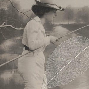 Carte postale ancienne d'avant 1905 jeune femme pêchant au large de la jetée