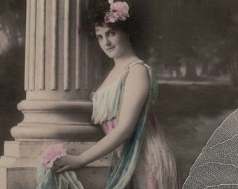 Carte postale ancienne Mademoiselle BARLETTE d'avant 1910 posant à côté d'une colonne