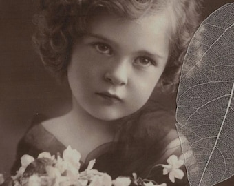 1914 Hübsche kleine edwardianische Schönheit mit Blumen, antike Postkarte