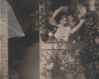1906 Junge Dame Pflücken Blumen von ihrem Fenster Antike Postkarte
