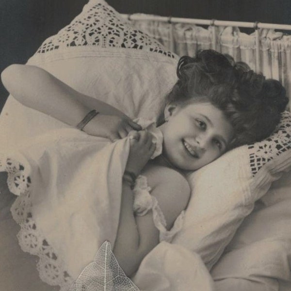 Unused 1910s BELLE EPOQUE BEAUTY Postcard