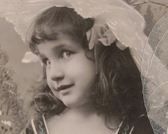 Carte postale ancienne semi-illustrée Jolie fille au chapeau blanc et oiseau de 1909