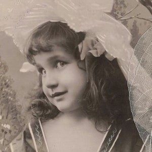 Carte postale ancienne semi-illustrée Jolie fille au chapeau blanc et oiseau de 1909