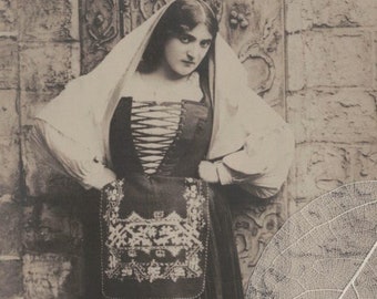 1902 EMMA CALVÉ (1858-1942) Soprano française en SANTOUZZA dans la Cavalleria Rusticana Carte postale ancienne