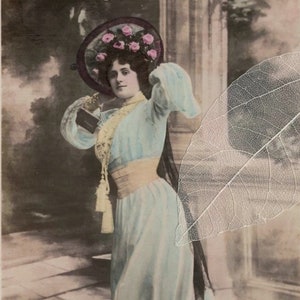 Carte postale ancienne de 1907 LIANE De Vries en robe longue bleu clair et jaune avec des roses roses dans son chapeau