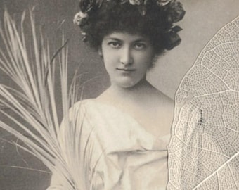 NIEUŻYWANE „POZDROWIENIA” sprzed 1905 r., kobieta z liściem palmowym, autorstwa Fritza MÖLLERA
