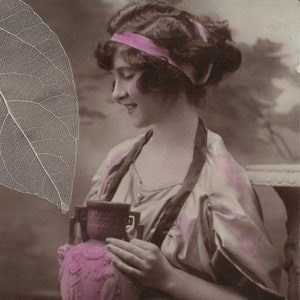 Postal antigua de 1920: Bella joven con traje griego, diadema rosa y urna.