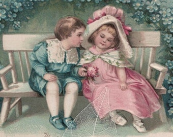 C 1906 Edwardian Boy & GIRL Sitting on Bench Under BLUE Myosotis Flower Arch Antique Carte postale en relief