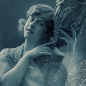 Postal francesa antigua teñida de azul, de la década de 1920, "Mujer joven bonita con jarrón griego"
