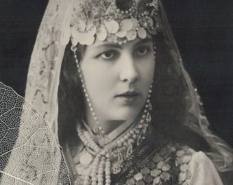 ACTRICE RUSSE du début des années 1900 en costume de pièce de monnaie avec coiffe assortie