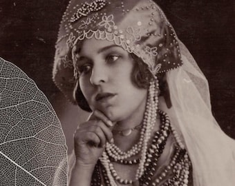 Figura sin usar de 1908 de una mujer con tocado KOKOSHNIK con cuentas y muchos collares.