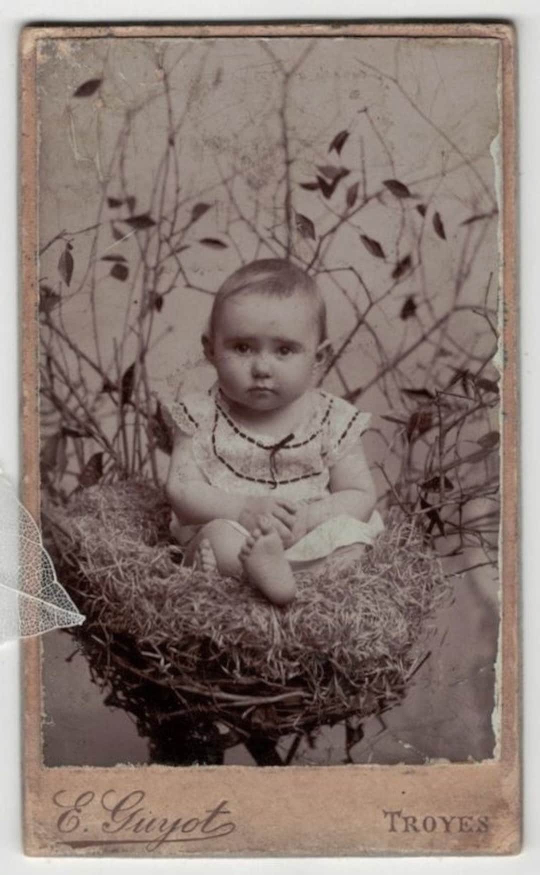 Portrait jeune enfant bébé sur coussin - ancien négatif photo