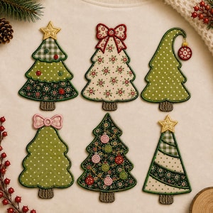 Puede incluir: Seis parches bordados de árboles de Navidad con varios patrones que incluyen cuadros vichy verdes, lunares blancos, estampados florales y lazos rojos. Cada árbol tiene un diseño distintivo con detalles cosidos, algunos con estrellas doradas.