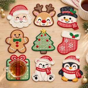 以下が含まれることがあります： サンタクロース、トナカイ、雪だるま、ジンジャーブレッドマン、クリスマスツリー、靴下、ギフトボックス、シロクマ、ペンギンが刺繍された9枚のクリスマスコースターセット。赤、緑、白の華やかなパターンでデザインされています。