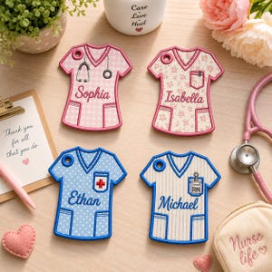 Pode incluir: Quatro ornamentos bordados em forma de blusa de uniforme médico com nomes personalizados. Dois são cor-de-rosa com padrões xadrez ou florais, e dois são azuis com bolinhas ou riscas. Cada um tem um orifício para pendurar e detalhes médicos.