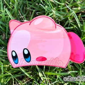 Puede incluir: Un personaje de dibujos animados rosa y rojo con grandes ojos azules. El personaje está hecho de un material plástico transparente y tiene un acabado brillante.