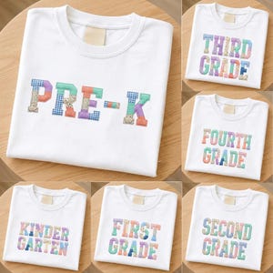 Puede incluir: Una colección de camisetas blancas con letras de bloque de estilo patchwork de colores. Las camisetas muestran varios niveles de grado, incluyendo PRE-K, KINDERGARTEN, FIRST GRADE, SECOND GRADE, THIRD GRADE y FOURTH GRADE en tela estampada.