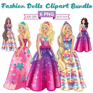 Puede incluir: Un conjunto de imágenes prediseñadas digitales con cinco muñecas de moda con elegantes vestidos. Las muñecas tienen cabello rubio y castaño, vistiendo vestidos coloridos con diseños florales, arcoíris y estrellados. La imagen incluye texto que dice "Fashion Dolls Clipart Bundle", "6 PNG", "300 DPI", y "5x10 inch".