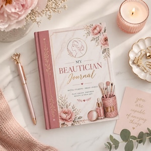 以下が含まれることがあります： ピンクとゴールドの「My Beautician Journal」ノート、花のアクセント、ペン、キャンドル。ジャーナルには「Notes, Clients, Ideas, Goals」と「Plan, Create, Empower, Beauty is Your Art」と書かれています。