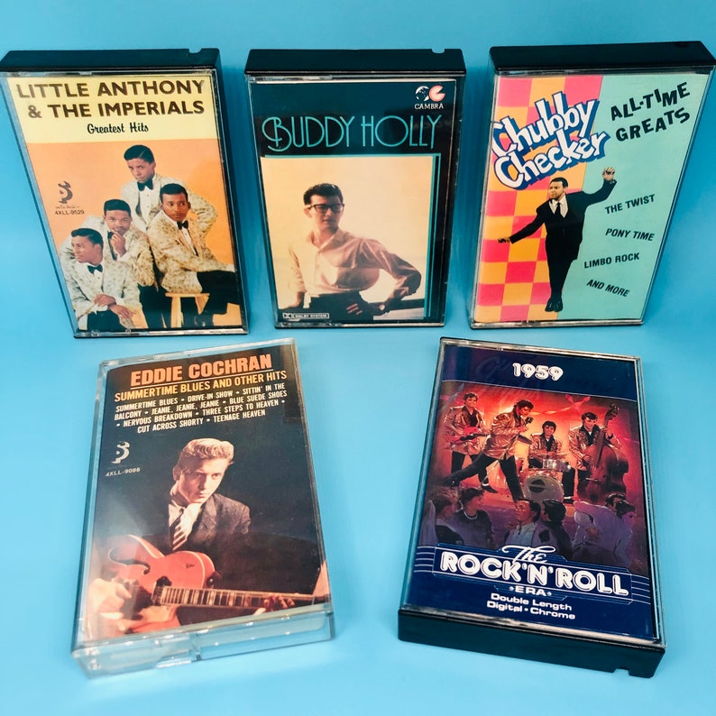 Puede incluir: Una colecci&oacute;n de ocho cintas de cassette vintage con artistas como Little Anthony & The Imperials, Buddy Holly, Chubby Checker y Eddie Cochran. Las cintas est&aacute;n en estuches negros con ilustraciones y texto coloridos.