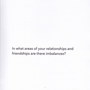 Puede incluir: Una p&aacute;gina de un diario de autoayuda con dos preguntas sobre relaciones y amistades. Las preguntas son: "&iquest;Qu&eacute; tiendes a dar y qu&eacute; tiendes a recibir?" y "&iquest;En qu&eacute; &aacute;reas de tus relaciones y amistades hay desequilibrios?"