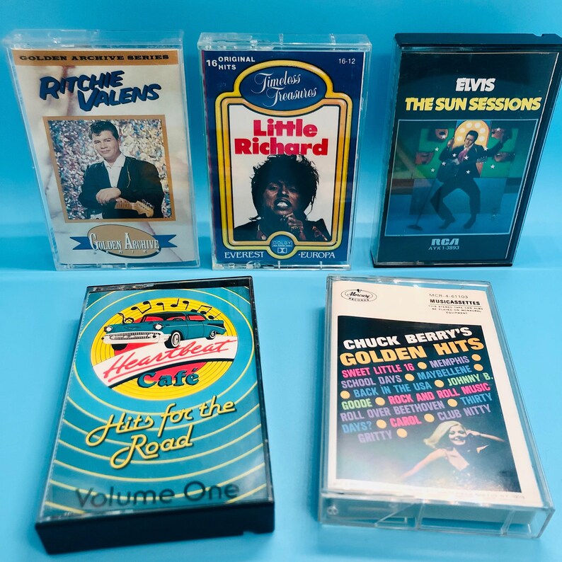 Puede incluir: Cinco cintas de cassette vintage con portadas coloridas que presentan a m&uacute;sicos como Elvis, Little Richard y Chuck Berry. Las cintas est&aacute;n etiquetadas con el nombre del artista, el t&iacute;tulo del &aacute;lbum y la discogr&aacute;fica.