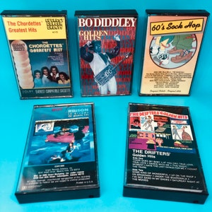 Puede incluir: Cinco cintas de casete vintage con estuches negros. Las cintas presentan a varios artistas, entre ellos The Chordettes, Bo Diddley y The Drifters. Los t&iacute;tulos de las cintas son "The Chordettes Greatest Hits", "Bo Diddley Golden Hits", "60's Sock Hop", "Roy Orbison In Dreams The Greatest Hits" y "The Drifters Golden Hits".
