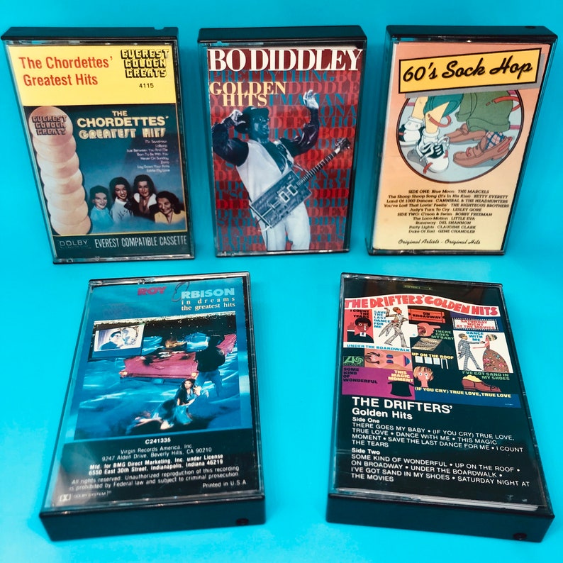 Puede incluir: Cinco cintas de casete vintage con estuches negros. Las cintas presentan a varios artistas, entre ellos The Chordettes, Bo Diddley y The Drifters. Los t&iacute;tulos de las cintas son "The Chordettes Greatest Hits", "Bo Diddley Golden Hits", "60's Sock Hop", "Roy Orbison In Dreams The Greatest Hits" y "The Drifters Golden Hits".