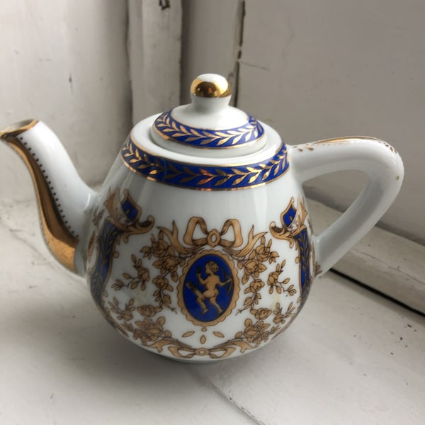 Vintage kleine theepot porselein ART PA blauw en wit met gouden rand