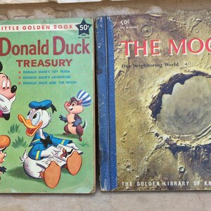 Set aus zwei kleinen goldenen Büchern Walt Disneys Donald Duck Treasury und The Moon Goldene Bibliothek des Wissens