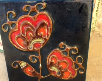 Vintage Israelische handgemachte keramische Wandfliese mit Blumen oder Granatäpfeln