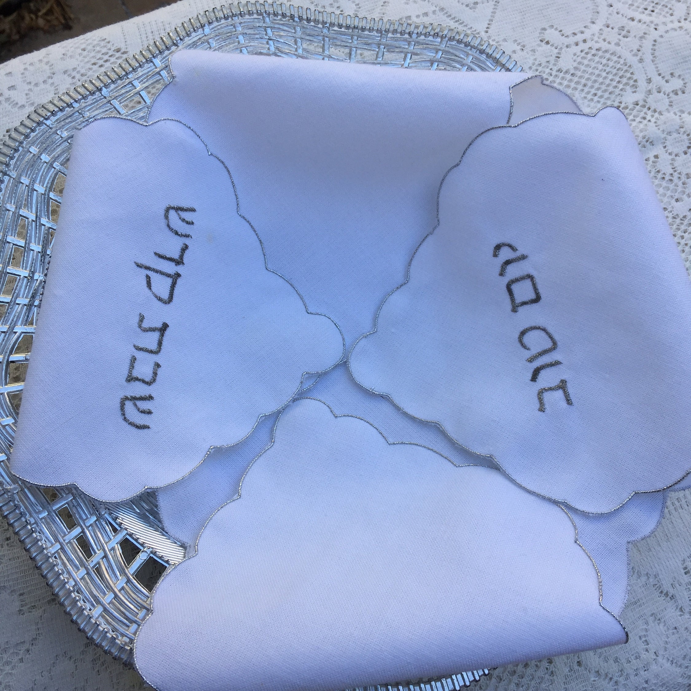 Weiße Satin Challah-Abdeckung Mit Stickerei - Inklusive Kerzenständer & Tasse Aus Israel