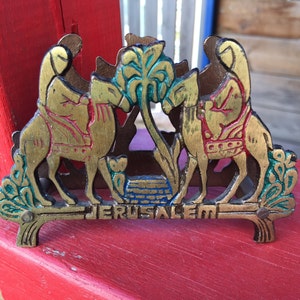 Twee kamelen met Palm boom en goed solide messing servet houder brief houder Jeruzalem souvenir gemaakt in Israël Collectibles