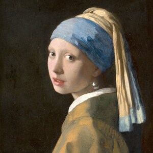 K&ouml;nnte beinhalten: Eine junge Frau mit einem blauen und wei&szlig;en Kopftuch und einem gro&szlig;en Perlenohrring. Sie tr&auml;gt eine gelbe Jacke und schaut &uuml;ber ihre Schulter.