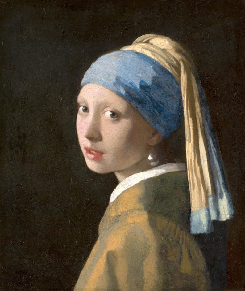 K&ouml;nnte beinhalten: Eine junge Frau mit einem blauen und wei&szlig;en Kopftuch und einem gro&szlig;en Perlenohrring. Sie tr&auml;gt eine gelbe Jacke und schaut &uuml;ber ihre Schulter.
